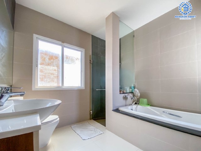 *****บ้านเดี่ยวมือสองย่านนนทบุรี ม.บางกอกบูเลอวาร์ด รามอินทรา3 บนเนื้อที่ 60.2 ตร.ว. ฟังก์ชัน 4 ห้องนอน 4 ห้องน้ำ 2 ที่จอดรถ บ้านสวยสภาพพร้อมอยู่ แถมฟรีเครื่องปรับอากาศ 8 เครื่อง บนทำเลเชื่อมต่อทุกการเดินทาง ใกล้รถไฟฟ้าสายสีชมพู "รามอินทรา" และทางด่วน "รามอินทรา"